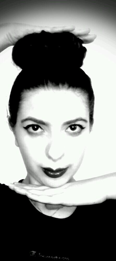 #HappyPerson #gleek #klainer #directioner #pll #TeamFollowBack -recently addicted to comedy shows-
wants to ditch school and go out.
