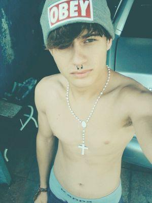 Poesia que vem da rua,melodia que vem da lua,vagabundo nato,sonhador✌✌
