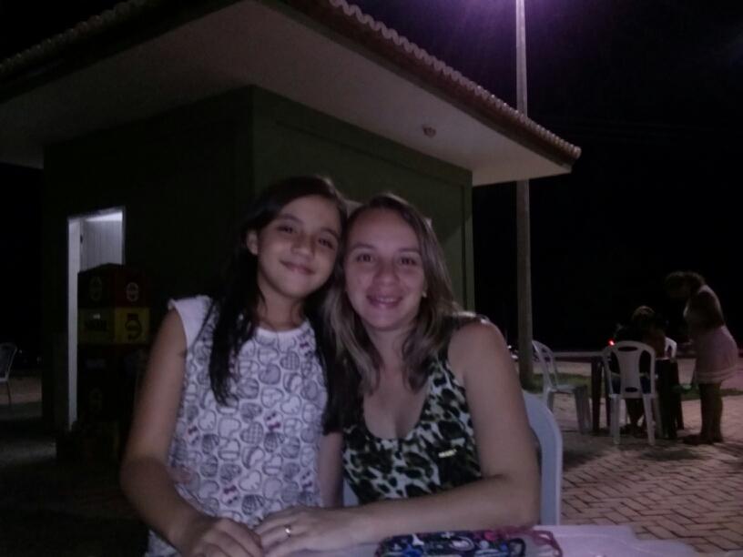 Sou mãe,filha,esposa,menina,mulher,amiga,professora,sincera,apaixonada,solidária.feliz,romântica,carente,impaciente,insistente...
