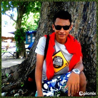 *bukan tipe cowok romantis,hanya lelaki penikmat kata puitis yg enggak suka buat wanita menangis :)