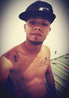 Sou teimoso pakas, corro atrás dos meus sonhos.. Corro atrás daquilo q eu quero, mas quando eu desisto, eu não volto atrás.. Tenho vergonha na cara (yy'
