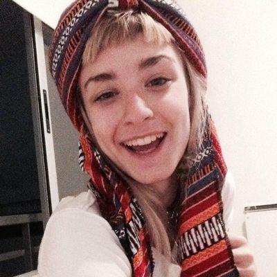 creci llorando promesas rotas y asi aprendi a no cumplir las propias, a elegir bien a quien querer, y a mentirme para creer.