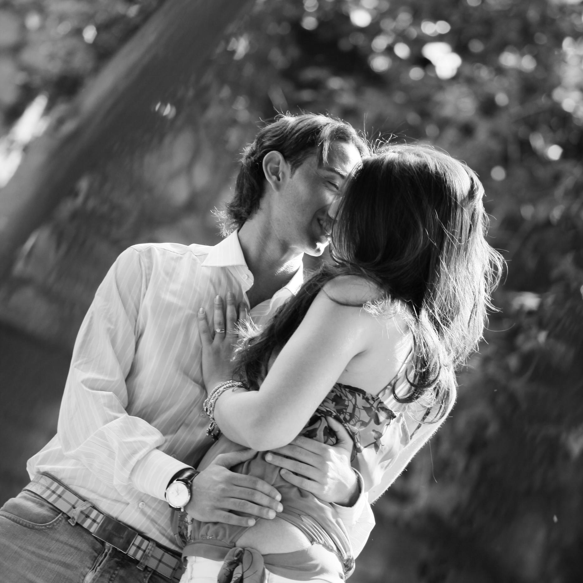Ridi sempre, ridi, fatti credere pazzo, ma mai triste. Alcuni vivono per il tuo sorriso. Altri capiranno di non essere riusciti a spegnerlo.