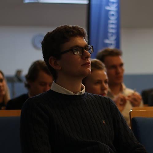 Konservativ, kristen, läkarstudent. Vice distriktsordförande KDU Sthlm.