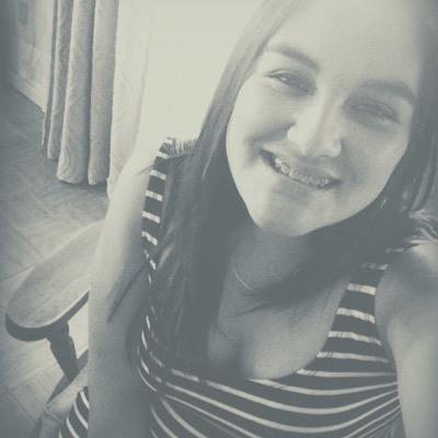 Hola c: me llamo lucia y me gusta mucho el chocolate blanco, me encanta la gente distinta, o que es como quiere ser c: