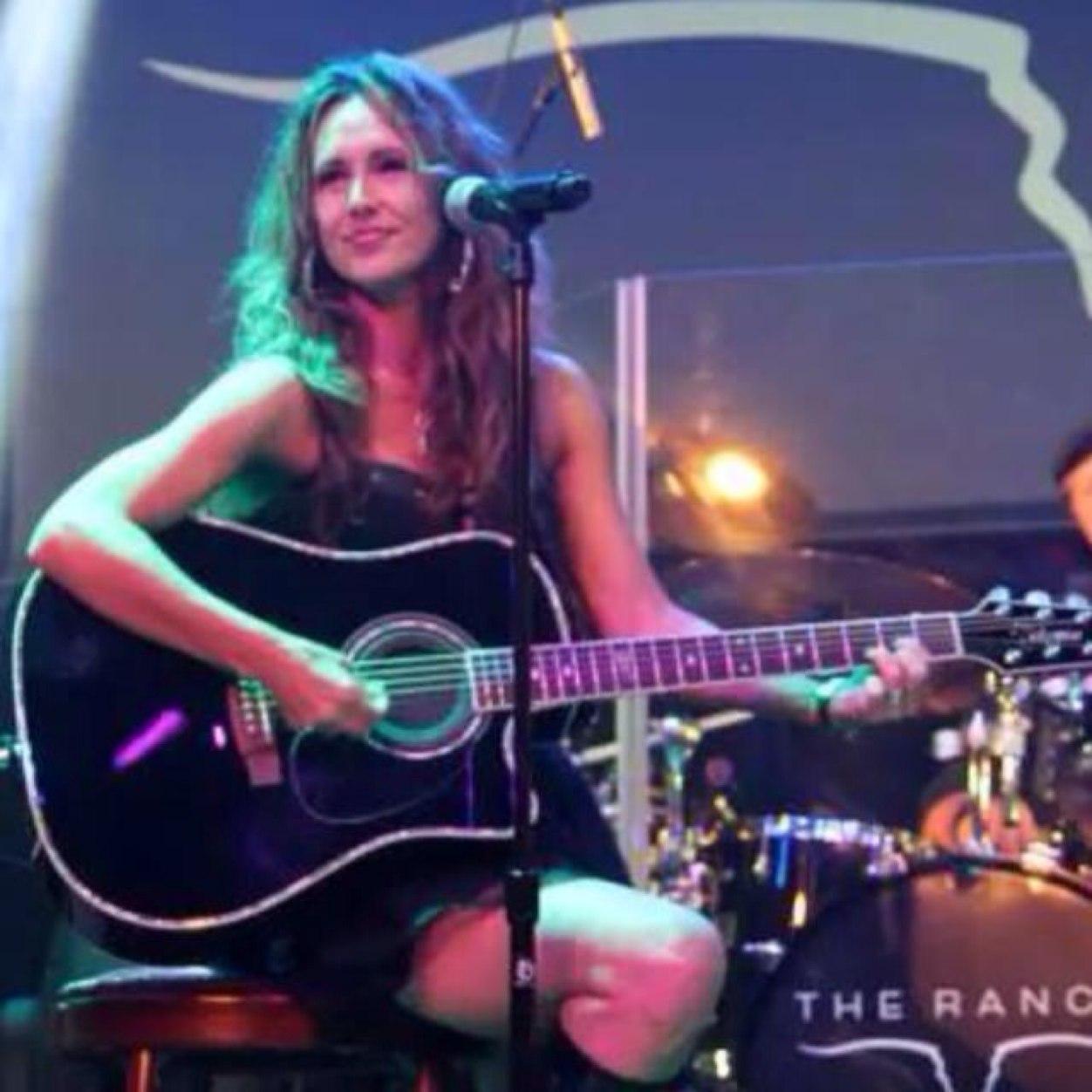 I'm married to Sean Stultz, a mother to three but more importantly, a woman of God. I sing country music with my band Kellye Huff and the Buckaroo Strangers ❤️
