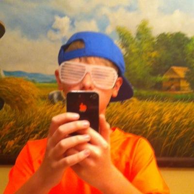 I'm that kid on da block I'm a basketball player a youtube I'm crushing for a bar and I'm 12 follow me and I will follow you back