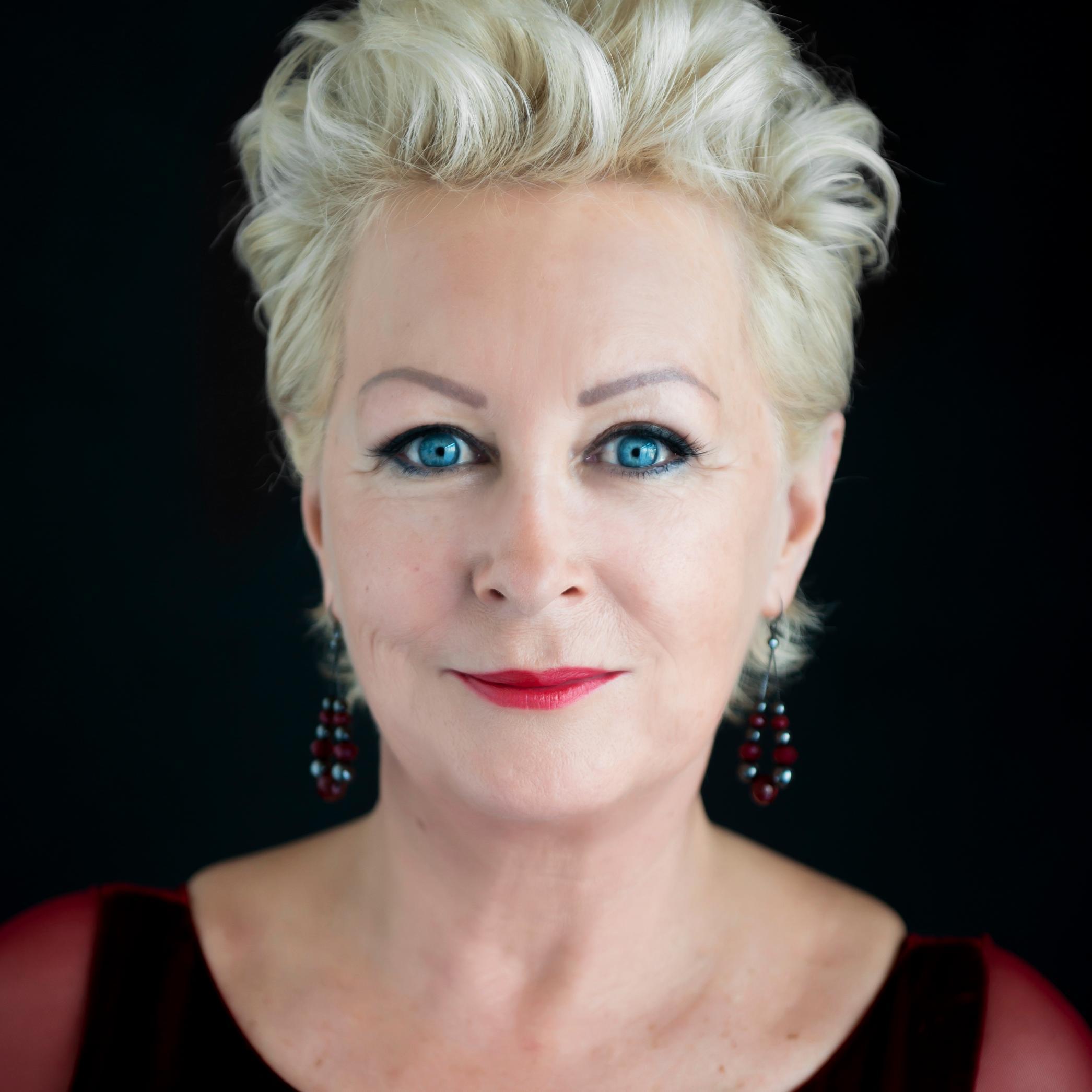 Proprietor of The Clinic, Tring. Spiritual Entrepreneur, Hot Wax Specialist, Permanent Makeup Artist, Avid Reader.