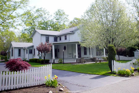 Saugatuck Bed and Breakfast. Romantic Getaways located in Saugatuck, Michigan. Top rated B&B in Saugatuck.