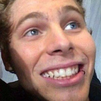 Follow @The5SOSFanCrew please! would be great if you did. Hope y'all get a follow from your sunshines :))))