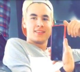 I JUST WANT TO MAKE INTERNET FRIENDS
(KIAN LAWLEY)