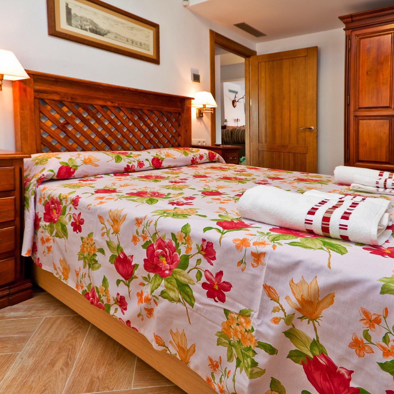 Casa Rural en Málaga, piscina climatizada, BBQ, 2 dormitorios, 2 baños, en plena naturaleza. ¡Totalmente equipada! Escápate con nosotros y disfruta!