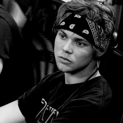follow @redhotmgc
and vote 5sos with #kca2015