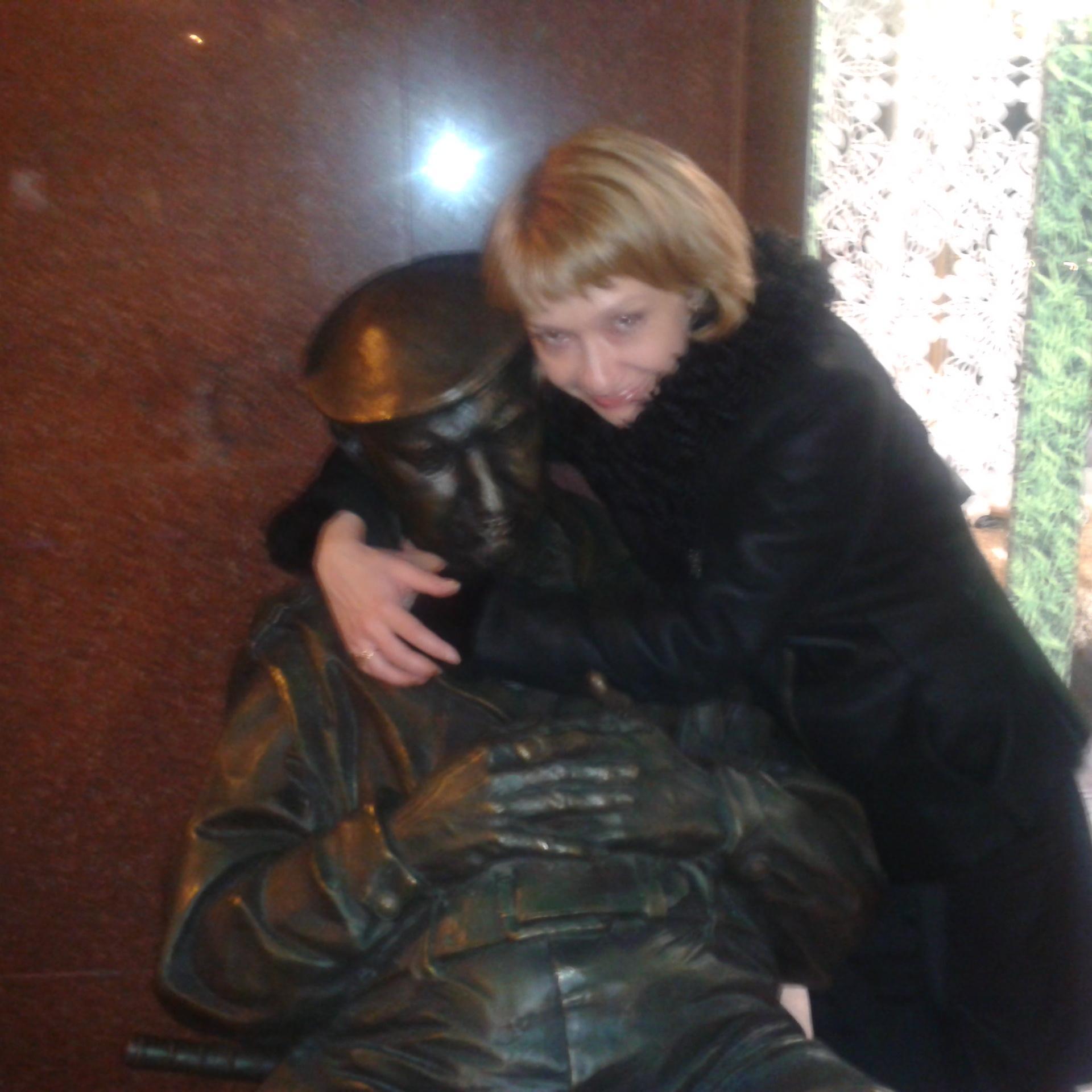 Свободна, независима, Доброжелательна, с чувством юмора.