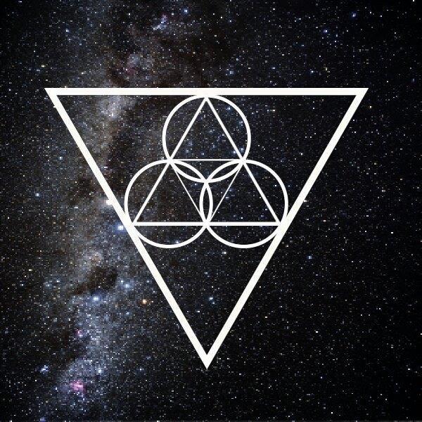 Bloodstone es: Auryn (batería & voz), Leslie (guitarra & voz), Vhal (bajo & voz) #CosmicRock