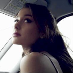 odeios esses artistas que fazem mais sucesso na série do que a atriz principal ainda bem que sou fã da ariana