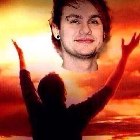 follow @armsofcalum for funny tweets of 5sos, is a parody acc of a hater #justsaying