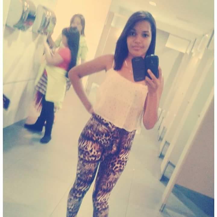 *Sofi*♥; My Name is Arlet sencilla buen sentido del humor me encanta la Música osea Genero Urbano ♪ sincera, divertida ♥ ♪♪, vamos sígueme :D,♪♪,