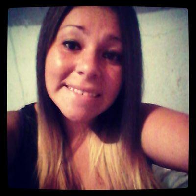 Amarte como te amo es complicado 
Pensar como te pienso es un pecado 
Mirar como te miro esta prohibido 
Tocarte como quiero es un delito♪♫