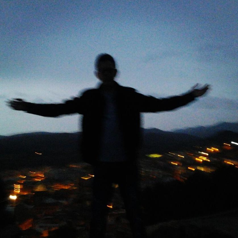 Nací y aun no morí