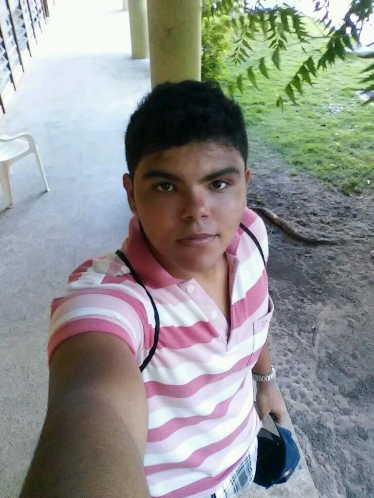 violonista, guitarrista, baixista e flautista... isso é o que eu sei.. Deus no comando!!