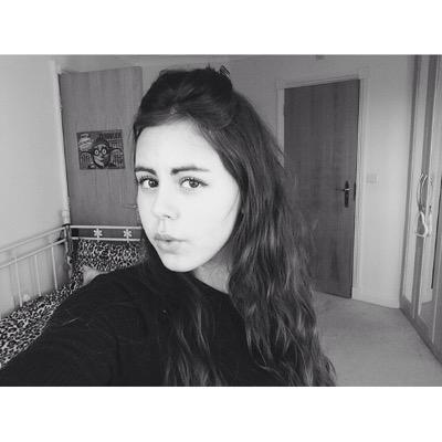 •14•Essex girl•singing  
• Part of a singing trio @afterharmony 
•Landscape,fashion and food photographer 
#iphone only
 stay active