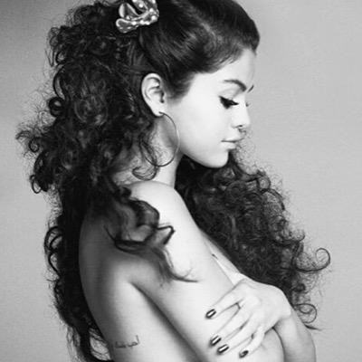 Follow me just you want pics of selena on your tl ✌️
