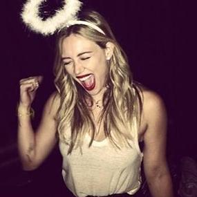 Fã clube dedicado a cantora, compositora, atriz, escritora, designer de moda e MAMÃE :) @HilaryDuff, criado em 2010 pra reunir os Duffsters perdidos por aí. 3
