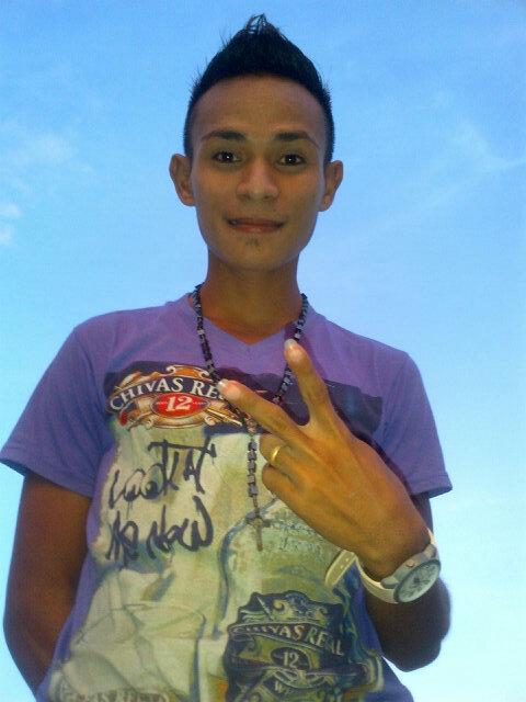 Aku orgnya simple aja,, ga baik & sombong :-p ,, tp aku seorg penyayang,, dan mencintai org dgn setulus hati :-*