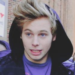 Te Dei Follow Gratis, Agora Por Favor Sigam @WhyHemmings_ , Estou Em Meta, e Sdv La ! Obrigada ♥️