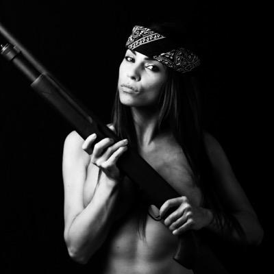 ▪️Mom ▪️Certified weirdo ▪️Metal head🤘🏻 ▪️Drummer ▪️Plant based ▪️IFBB Pro ▪️Runner▪️Conservative Biracial woman. All lives matter faggots!