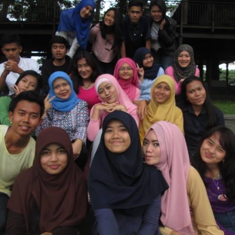 Terdiri dari 33 siswa dalam satu kelas. Kami adalah keluarga XII ipa 3 angkatan 2014/2015 di @sman2padalarang. Wali kelas Bu Sunarti ;)