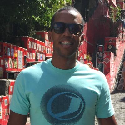 Sou um cara de família, muito bem criado. Sou um bom partido, bem remunerado.
Vascaíno-carioca de corpo, alma e coração!