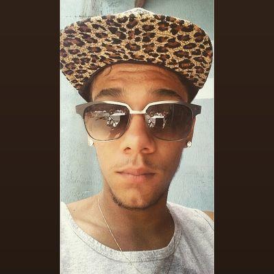 uma pessoa: sinsera brincalhona até di mais comvivo bem com todos a minha volta. ou tento neh