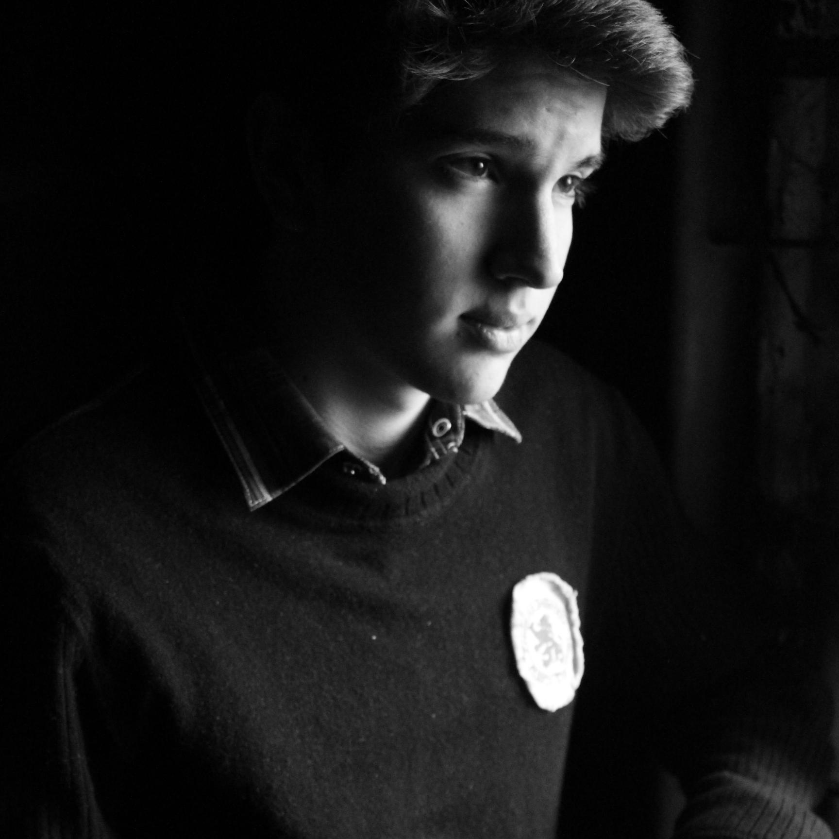 Yambot_AB's profile picture. Si quieres una inspiración fuerte, ama a una persona, si quieres una duradera, ama un arte.