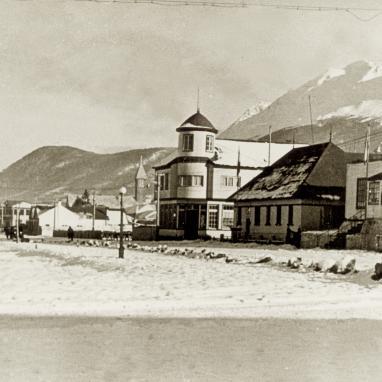 Recuerdostdf's profile picture. La historia de la ciudad de Ushuaia comienza en septiembre de 1884 con una expedición argentina