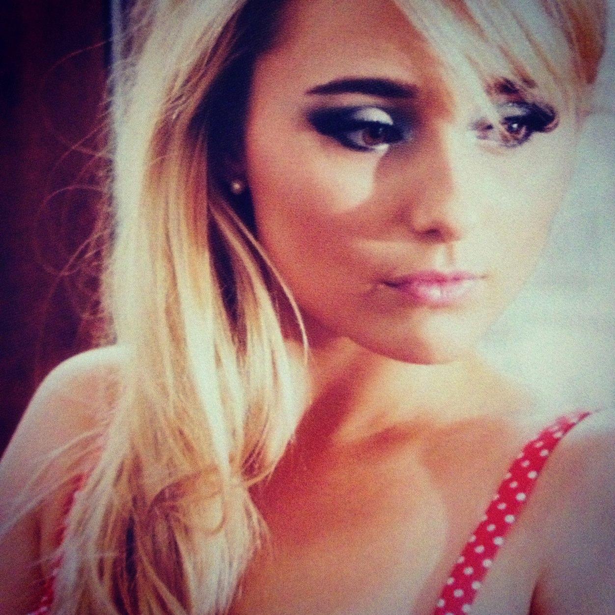 NikkiCookeMUA's profile picture. 