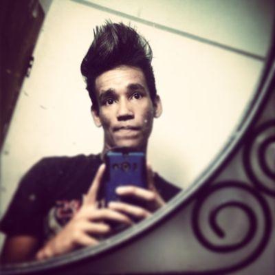 Quien no quiere pensar es un fanático; quien no puede pensar, es un idiota; quien no osa pensar es un cobarde...!