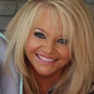 I am Lauren Alaina's Aunt and I am so proud of her !!!!!!!!!!!!