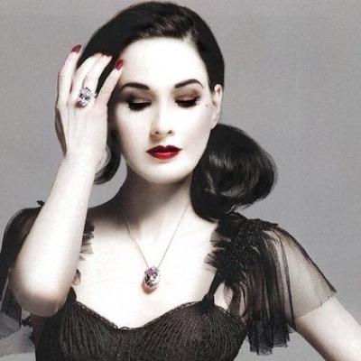 [Genderbent!] People don't buy lady art, unless they assume she's a man. Hiding behind a fake name. Marquise de Sade, s'il vous plaît. #DescriptiveRP #18+