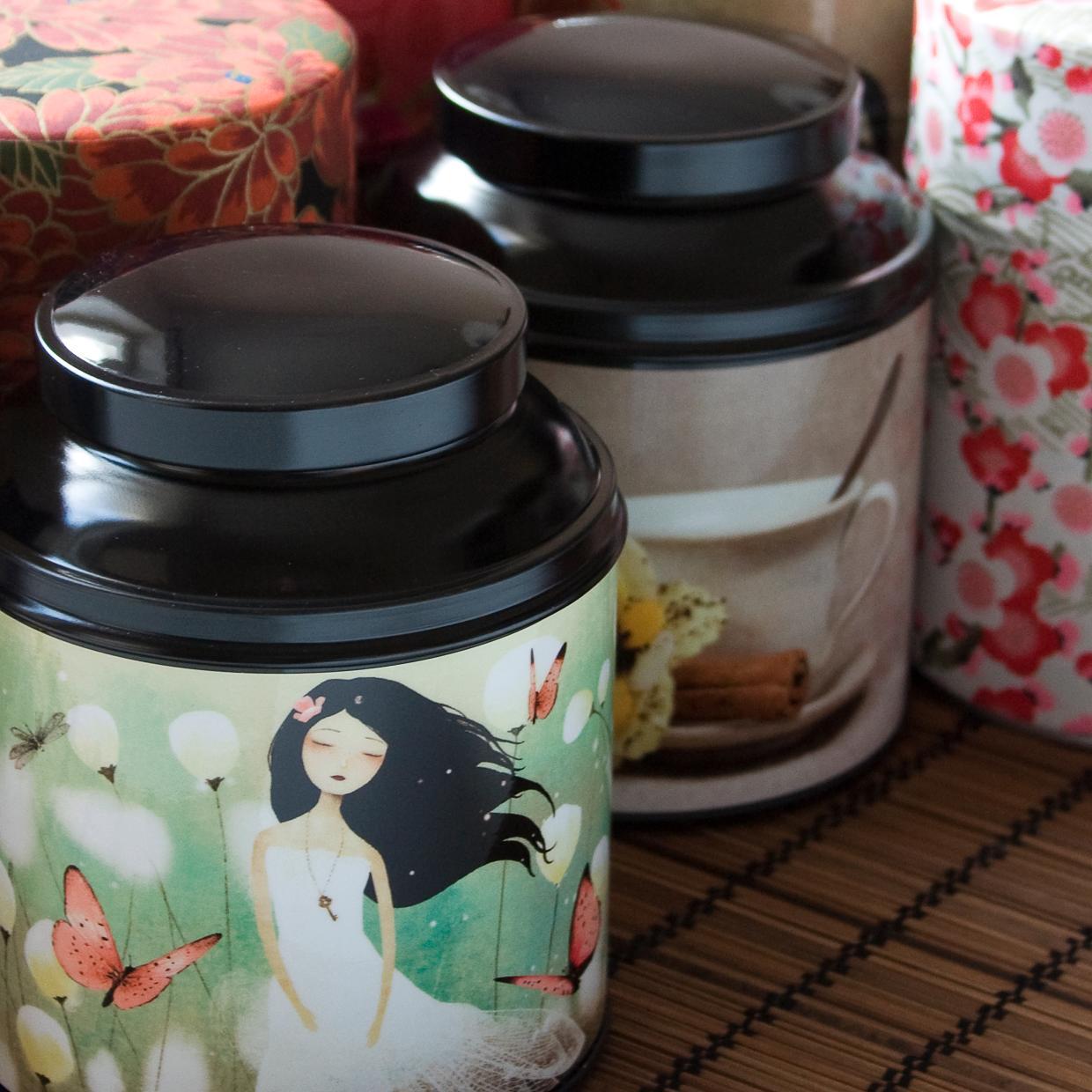 la_boite_a_the's profile picture. Découvrez plus de 120 boîtes à thé illustrées, coupoles & washi, confectionnées artisanalement en France.