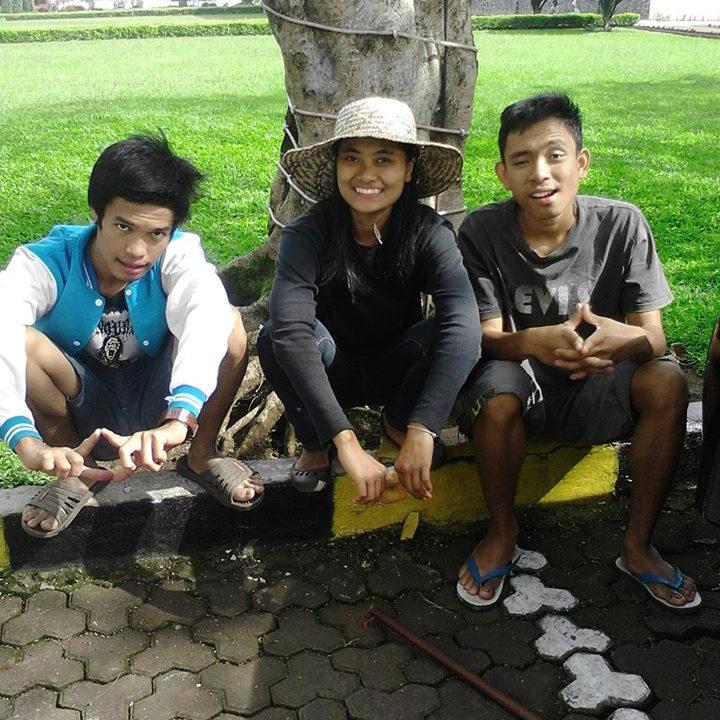 (univ bung karno FE'14)
I dont like eat meat ! No smoking,no drunk,and no drug ! Now, you can call me STRAIGHT EDGE  and VEGETARIAN :-)