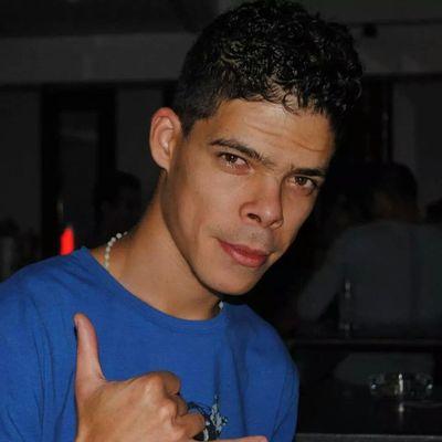 gosto de cantar tocar viola quem me tira ha musica tira me a vida !!!!!!!!!!!!