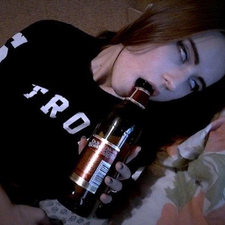 HeeyVodka's profile picture. Немножко забитая своими проблемами школьница. Прив