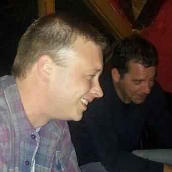 Si colocas un cenicero en tu oreja, podrás escuchar el murmullo del bar...