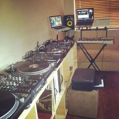 •Im a Resident Dj @Ravealicious Radio•Email me for bookings kyampet1912@gmail.com •alternatively bbm 7EE656B4