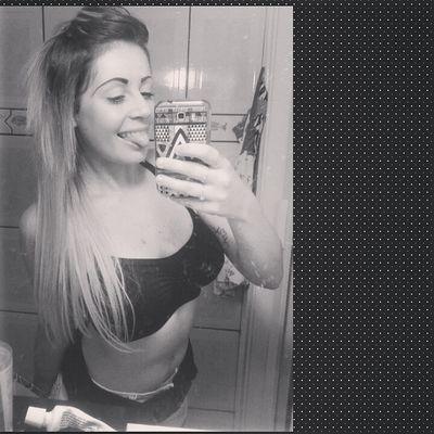 Gaúcha, 19 anos, colorada.