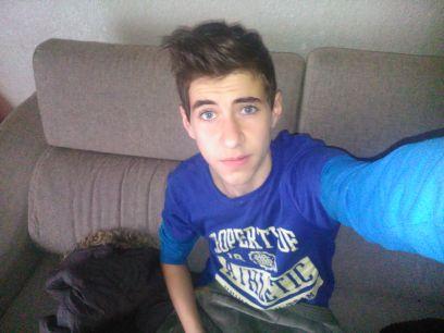 Youtuber locisimobcon hambre de todo hago videos de inecraft y CoD todo de XBox 360 y si estoy demasiadobloco