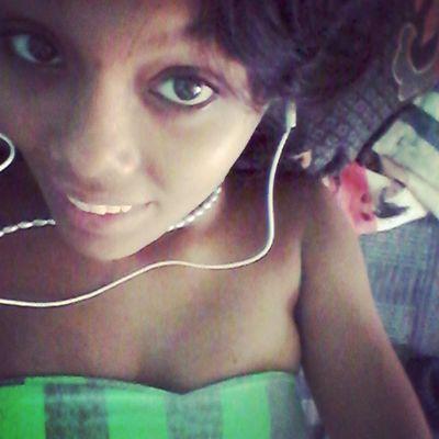 Meu tema e ser feliz tô nem aí pra ninguém. ...
meu sorriso pode não ser perfeito mas ele não é falso..