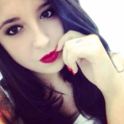 Estudante de Educação Física~ Paixão por treinar~ Deus, família, amigos, festas, viagens, natureza, animais, rock, terror, romance ~22 anos
